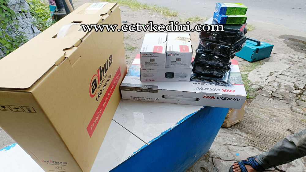 <p>Dengan adanya kamera yang canggih akan sangat membantu anda untuk memberikan keamana dan pemantauan melalui kamera dan anda juga bisa memantau kamera melalui layar monitor, kami juga telah memberikan harga sesuai dengan kualitas yang anda inginkan dapatkan kamera kualitas tinggi ditoko kami dengan harga murah dan tahan lama saat digunakan.</p>